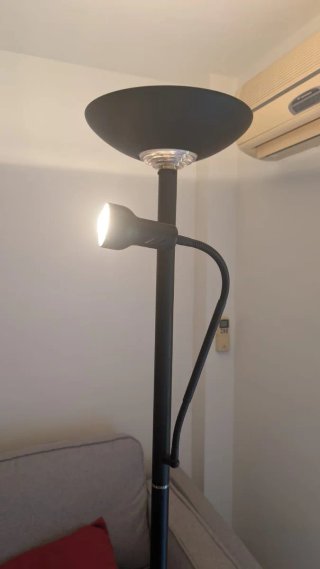Lámpara de pie negra moderna