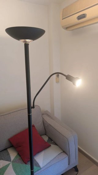 Lámpara de pie negra moderna