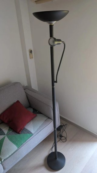 Lámpara de pie negra moderna