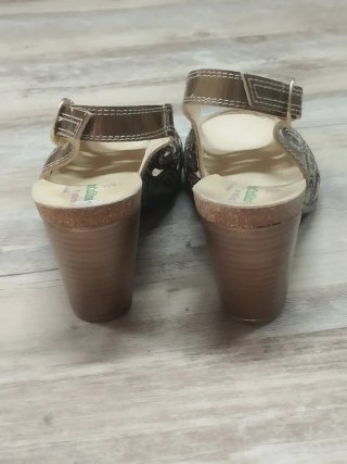 Sandalias con tacón marrón charol talla 37