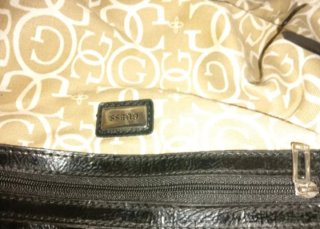 Bolso Guess Charol Negro Bandolera