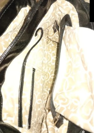 Bolso Guess Charol Negro Bandolera