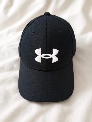 Gorra Under Armour Negra con logo Blanco