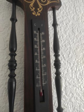 Reloj de pared antiguo madera.