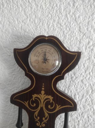 Reloj de pared antiguo madera.