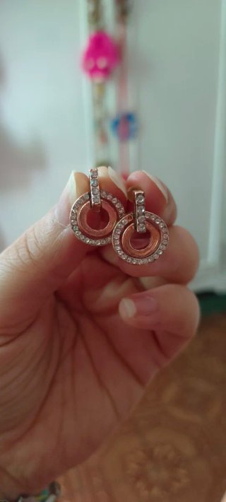 Pendientes circulares dorados con brillantes