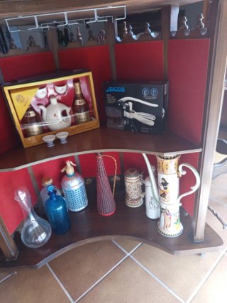 Mueble Bar Antiguo Madera y tres taburetes
