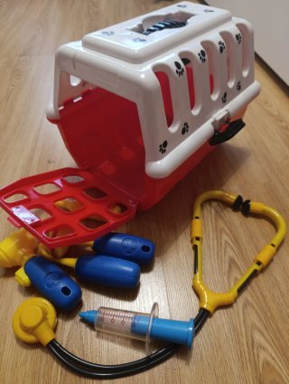 Transportín y material veterinario de juguete