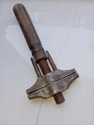 Antica chiave inglese con manico in legno