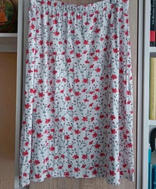 (L) Falda corta estampada flores roja y blanca