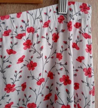 (L) Falda corta estampada flores roja y blanca