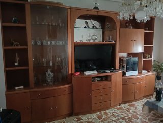 Mueble de madera y cristal