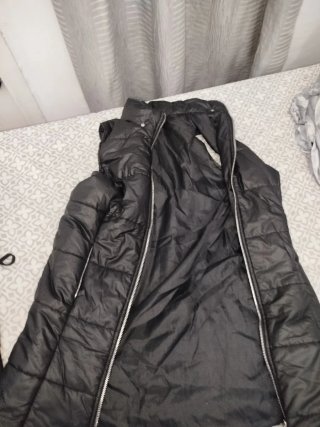 Chaleco negro acolchado con cuello alto