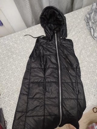 Chaleco negro acolchado con cuello alto