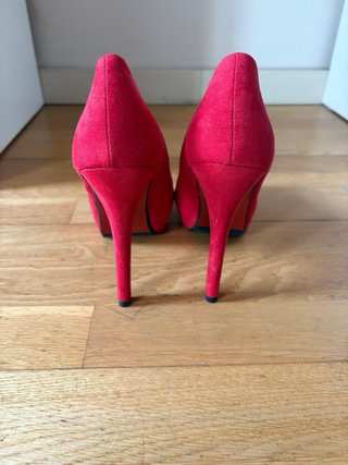 Zapatos de tacón rojos