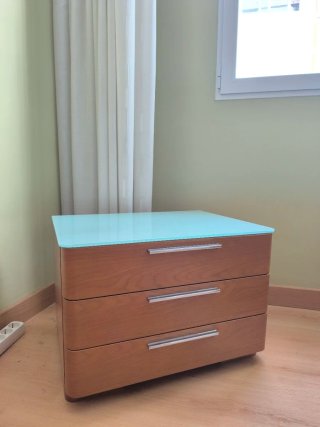 Mesitas de noche madera y vidrio.