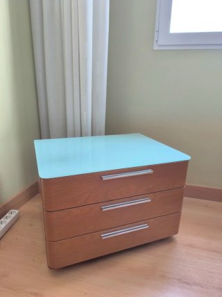 Mesitas de noche madera y vidrio.