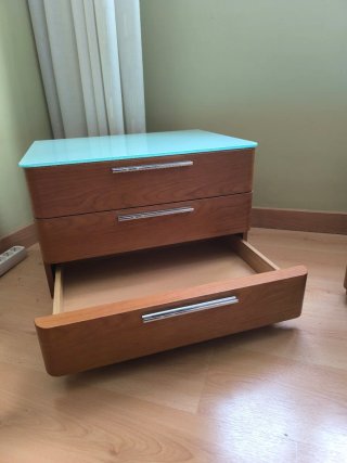 Mesitas de noche madera y vidrio.