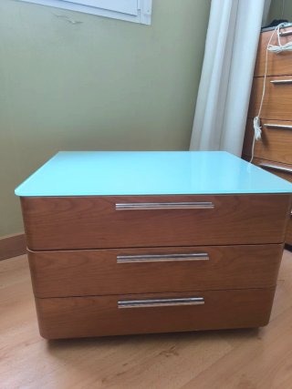 Mesitas de noche madera y vidrio.