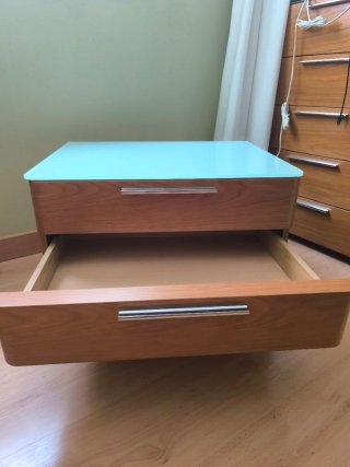 Mesitas de noche madera y vidrio.