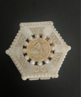 Medalla antigua con esmalte Virgen del Carmen