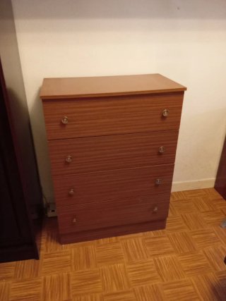 Cómoda de madera marrón