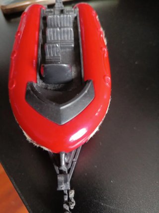 Coche todoterreno con remolque y moto.