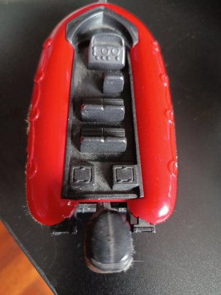 Coche todoterreno con remolque y moto.
