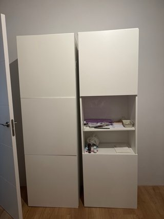 Armario blanco de madera y plástico