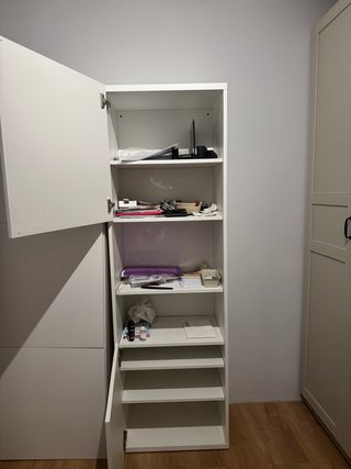 Armario blanco de madera y plástico