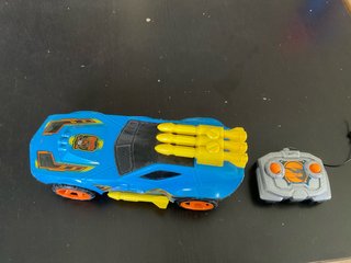 Coche teledirigido azul con lanzamisiles