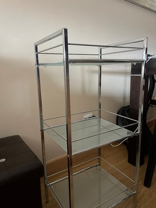 Estantería de cristal y metal plateado