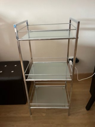 Estantería de cristal y metal plateado