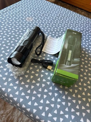 Linterna LED A76 800 lúmenes recargable