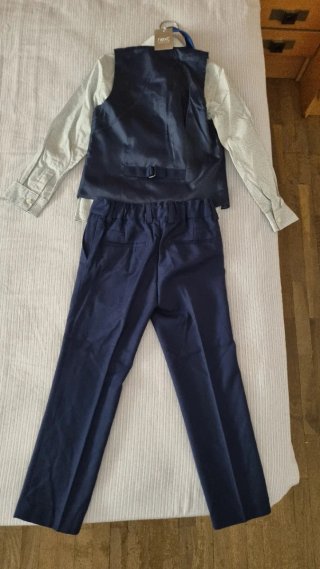 Traje NUEVO Marca Next, Talla 6 años.