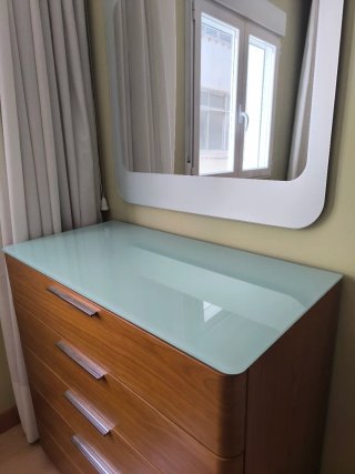 Cómoda de madera con espejo