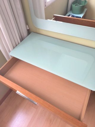 Cómoda de madera con espejo
