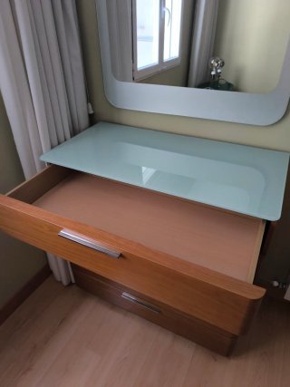 Cómoda de madera con espejo