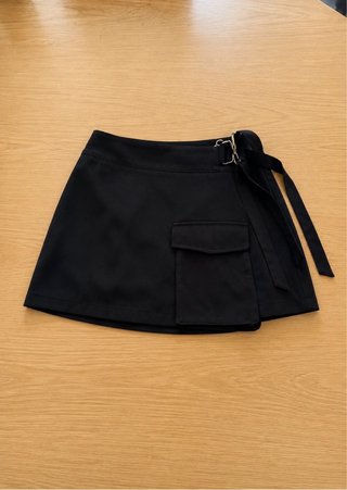 Falda pantalón negra con cinturón