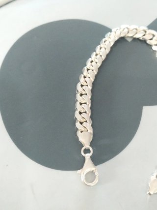 Pulsera de plata para hombre nueva.