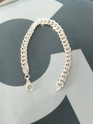 Pulsera de plata para hombre nueva.