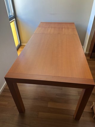 Mesa de comedor de madera