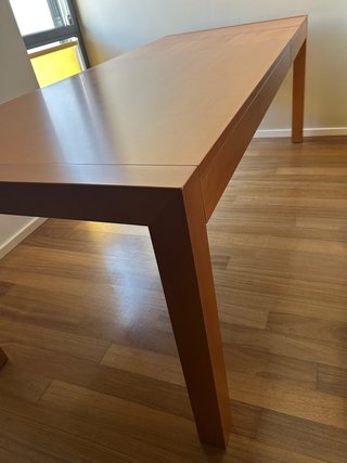 Mesa de comedor de madera