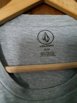 Camiseta Volcom Gris con Logo