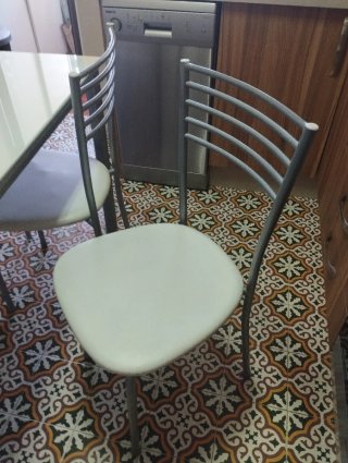 Mesa cristal y aluminio con 4 sillas