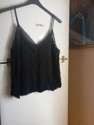 Blusa de tirantes negra con encaje