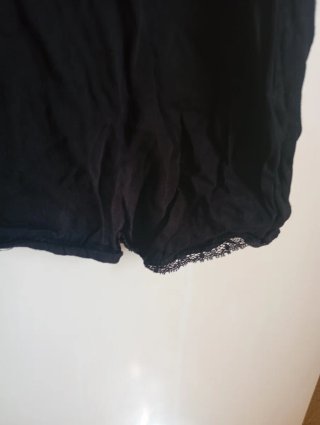 Blusa de tirantes negra con encaje