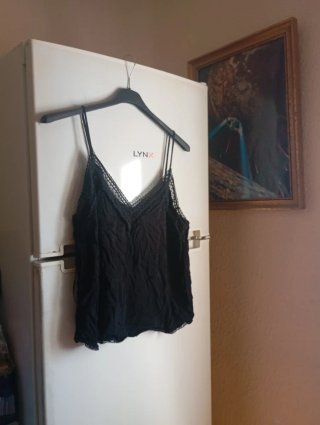 Blusa de tirantes negra con encaje