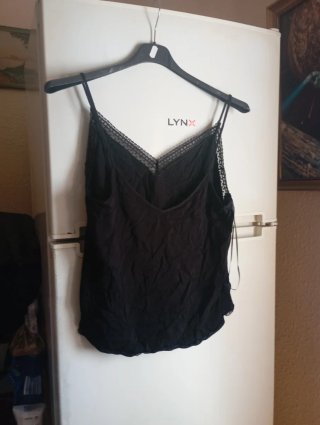Blusa de tirantes negra con encaje