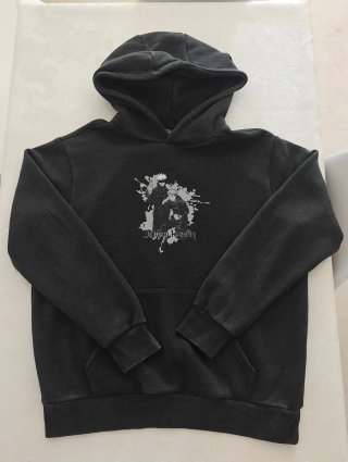 Chaqueta negra con estampado anime